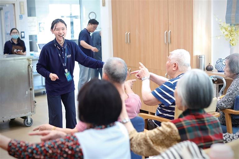 蔡紫依在养老院和老人们互动 摄影 记者 江玥